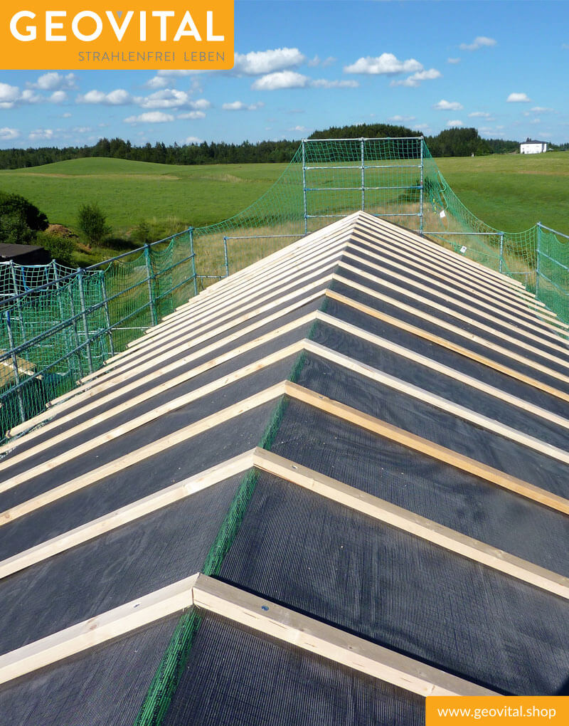 Geovital GPA Abschirmgewebe in Giebeldach eingebaut