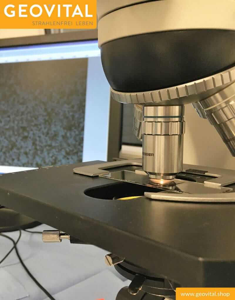 Nahaufnahme Mikroskop bei der Untersuchung der T98 Abschirmfarbe